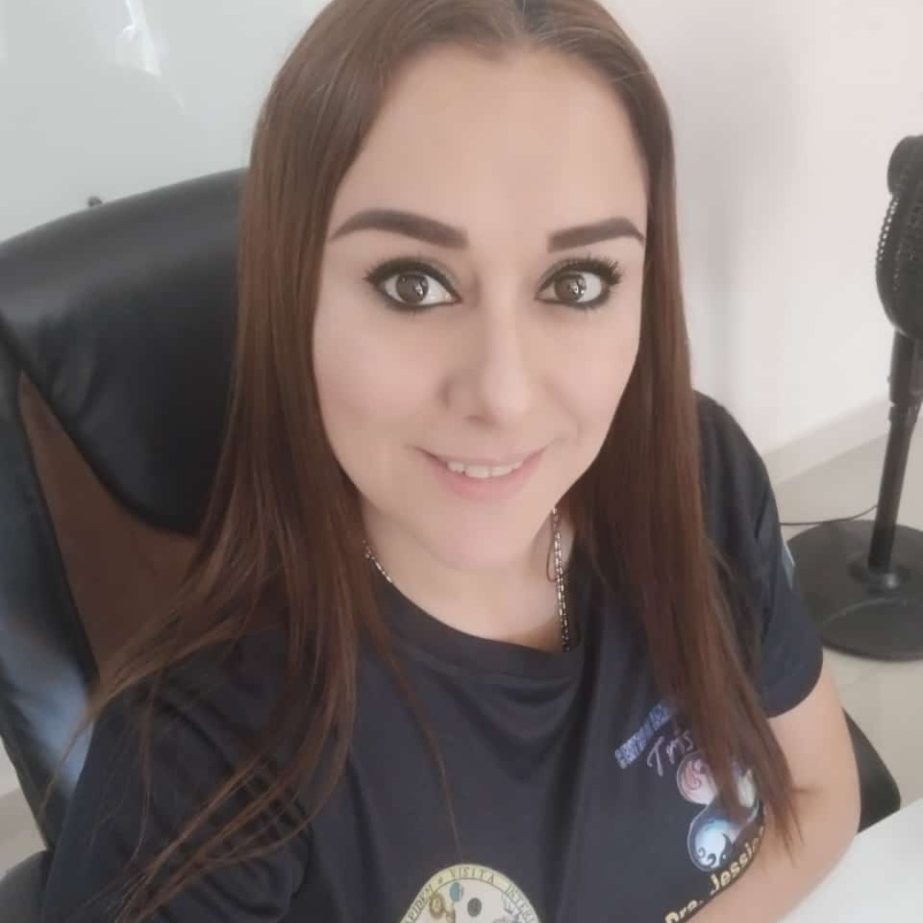 Mujer con cabello largo y oscuro, sonriendo, luciendo una camiseta estampada.